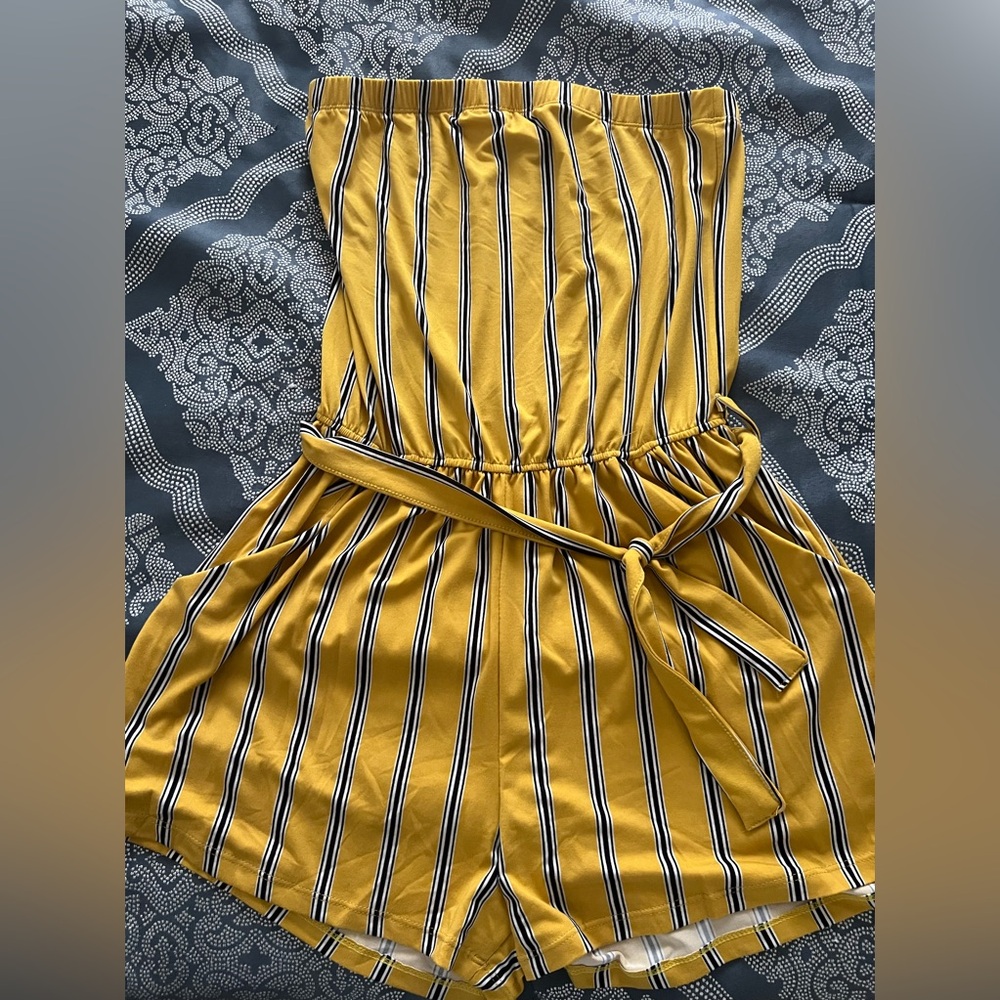 Strapless Yellow and blue striped romper with pockets.

Size: Medium 

NWT
